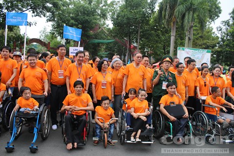 เกือบ 8 พันคนร่วมการเดินเท้าเพื่อผู้เคราะห์ร้ายจากสารพิษสีส้ม